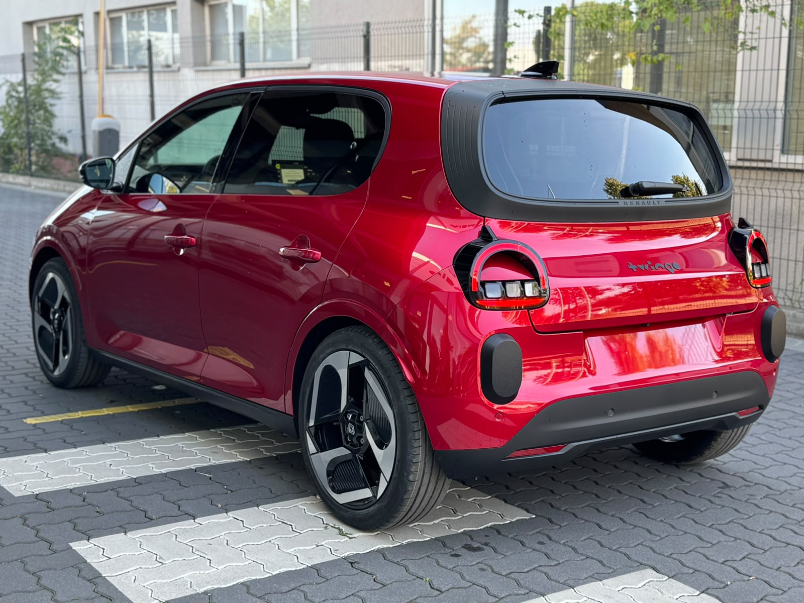 Renault Twingo 2026 električni automobil u crvenoj boji, pogled otpozadi