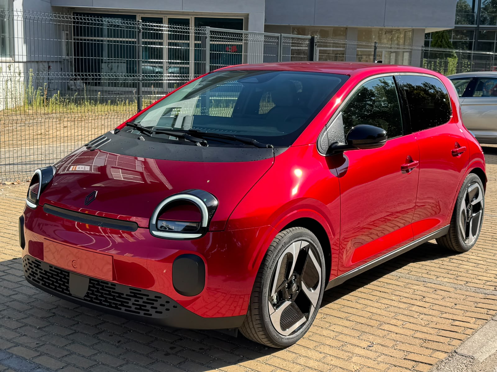 Novi Renault Twingo E-Tech electric u crvenoj boji, pogled spreda