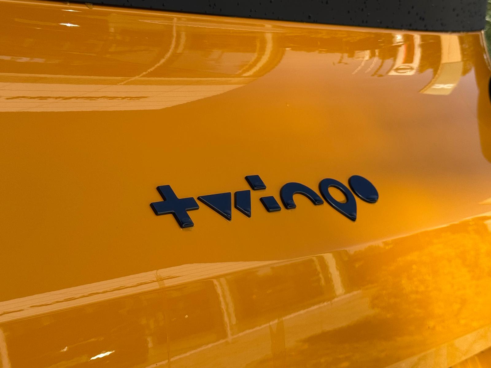 Natpis twingo na zadnjem delu žutog Renault Twinga E-Tech electric