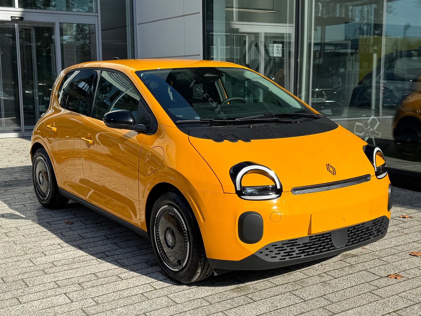 Novi Renault Twingo 2026 E-Tech electric u žutoj boji ispred salona Stojanov Auto u Novom Sadu, pogled spreda